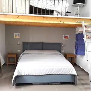 Bed & Breakfast Center, Neapol